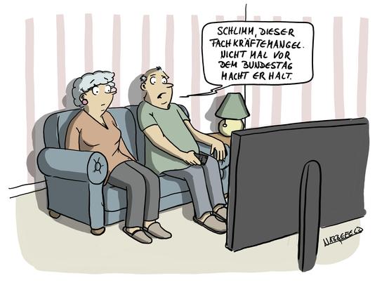 Ein älteres Ehepaar sitzt auf dem Sofa vor dem Fernseher. Er sagt: „Schlimm, dieser Fachkräftemangel. Nicht mal vor dem Bundestag macht er Halt."
