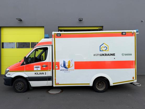 Seitenansicht des Rettungswagens „Kilian 2“ mit den Aufschriften „#liftUKRAINE“ und „#Ukrainespace“ und "Ternopil Foundation".